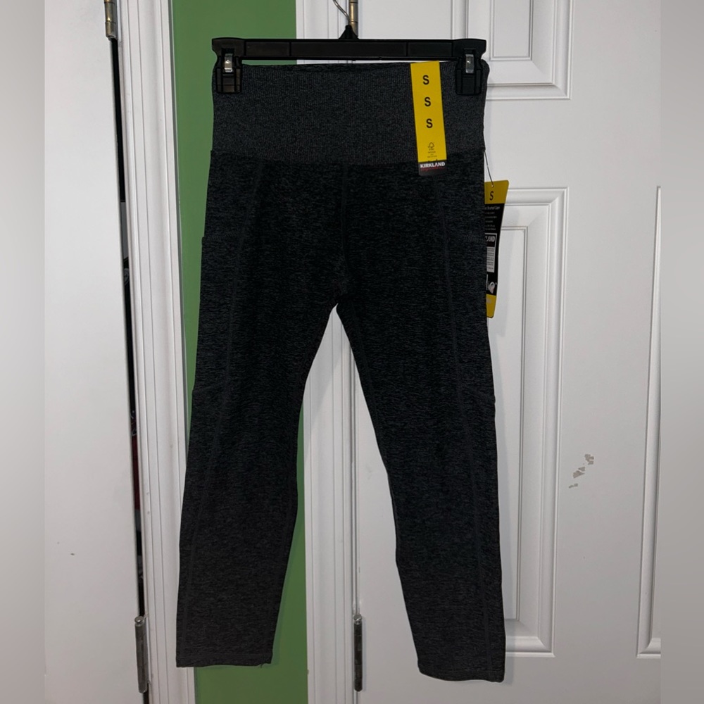 Kirkland Signature Ladies Brushed Capri Leggings w/ Pockets